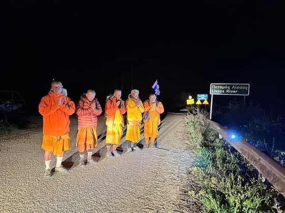 Διέσχισαν την Θράκη περπατώντας 9 Βουδιστές μοναχοί... για την ειρήνη!